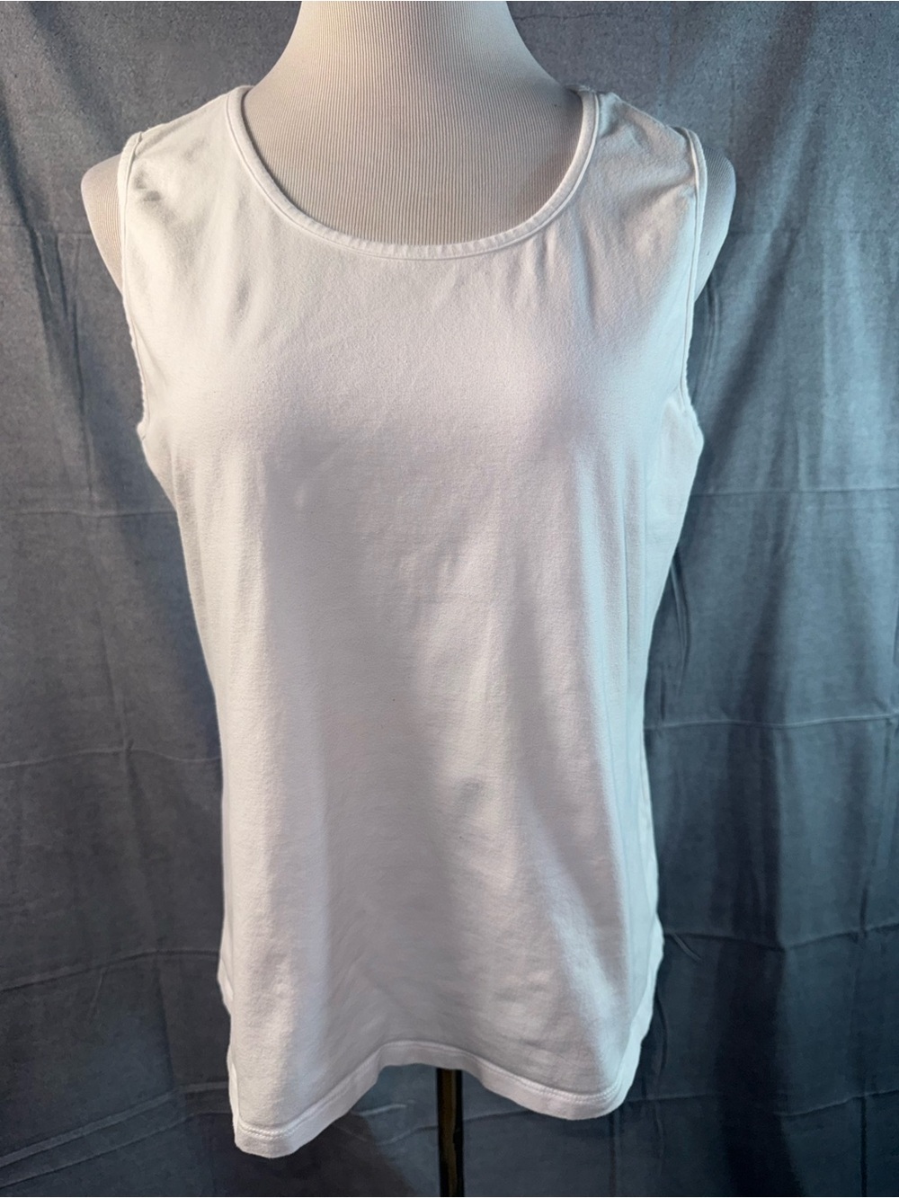 1283-d&Co Women's White Sleeveless Tank Top - Clean Scoop Neck